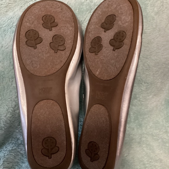 Women’s HOT KISS Silver Bow Ballet Flats size 9W Midge - Picture 7 of 7